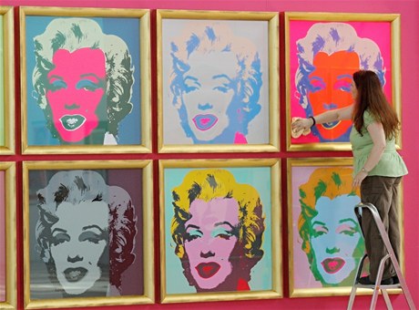 Píprava výstavy Andy Warhol - Zlatá edesátá