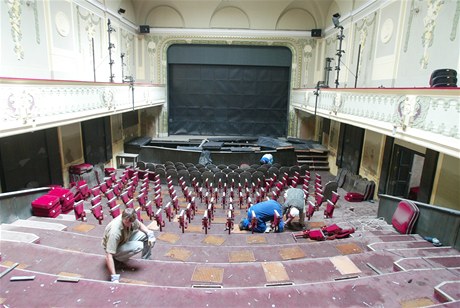 Divadlo pod Palmovkou po povodních v roce 2002