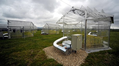 Unikátní vdeckou stanici tvoí 24 automaticky ovládaných komor podobných skleníkm, které umoují zkoumání zmn klimatu na rostliny.