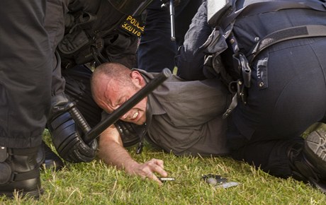 Demonstranti v Budjovicích se snaili prolomit policejní kordon.