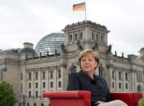 První místa v ebíku nejvýznamnjích evropských politik obsadili nmecká kancléka Angela Merkelová s 18 procenty a Winston Churchill se 14 procenty hlas.