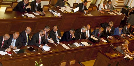 Jií Rusnok na jednání snmovny o jejím rozputní pedstavil leny své nov sestavené vlády.