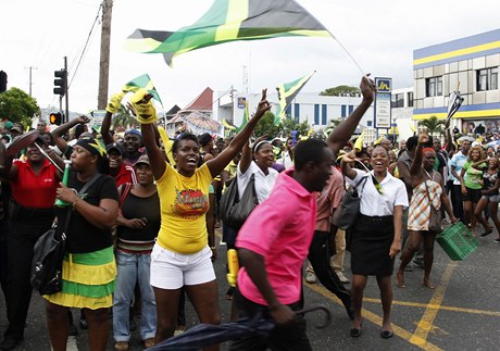 Sprinter Usain Bolt vyhrál finále stovky novým olympijským rekordem a celá Jamajka ílí