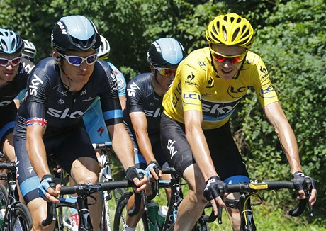 Britský jezdec Christopher Froome (ve lutém) na Tour de France