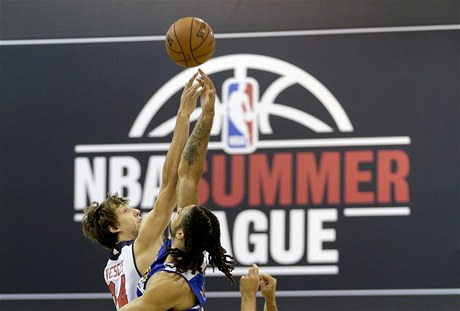 eský basketbalista Washingtonu Wizards Jan Veselý (vlevo) a Gary McGhee z Golden State Warriors