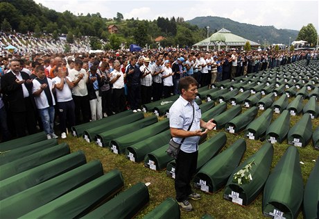 Poheb obtí srebrenického masakru v bosenském Potoari.