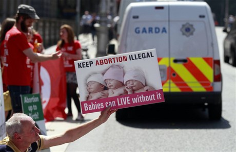Demonstrace v Irsku kvli potratm