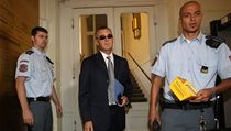 Roman Janoušek při příchodu k soudu. | na serveru Lidovky.cz | aktuální zprávy