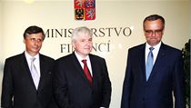Miroslav Kalousek předává úřad Janu Fischerovi za dohledu premiéra jiřího Rusnoka | na serveru Lidovky.cz | aktuální zprávy