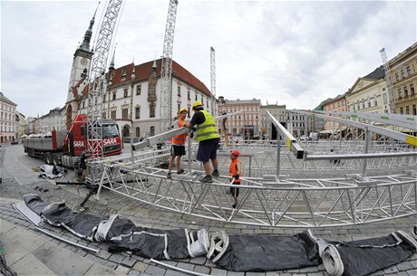 Stavba pódia pro koncert panlského kytaristy Paca de Lucíi