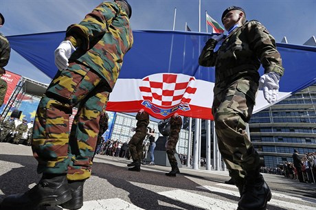 Evropská vojenská jedenotka vztyuje chorvatskou vlajku ped budovou Evropského...