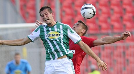 Brno - Bohemians Praha 1905. Michal míd (vpedu vlevo) z Bohemians 1905 a Karel Kroupa (vpravo) z Brna