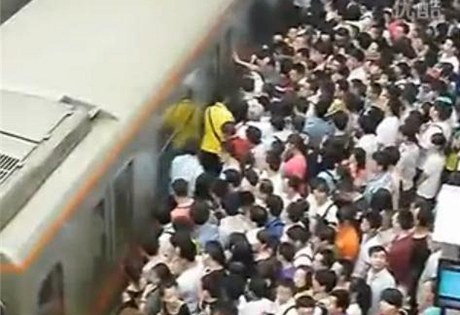 Tlaenice v metru v Pekingu