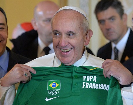 Pape dostal olympijské triko.