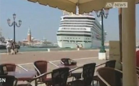 Riskantní manévr obí výletní lod rozzuil Benátky