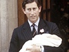 Charles a Diana odcházejí s malým Williamem z porodnice