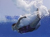 Korejská skokanka o Un-bi v bazén po skoku z 10 metrového skokánku. 