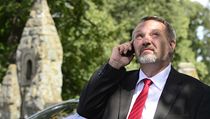 Předseda poslaneckého klubu KSČM Pavel Kováčik před zámkem v Lánech. | na serveru Lidovky.cz | aktuální zprávy