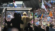 Opancéřovaný papamobil, který používali jeho předchůdci, nechal František ve vatikánských garážích. | na serveru Lidovky.cz | aktuální zprávy