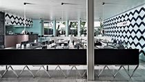 Malba na stěně (v případě Café Art) nebo tapeta (Café Atlas) představují nejvýraznější nový prvek interiéru. Když se k tomu přidá elegantní nábytek a promyšlené detaily, je to dost na úplnou změnu dojmu z původních interiérů. | na serveru Lidovky.cz | aktuální zprávy