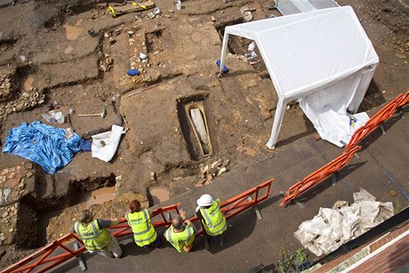 Na míst objevu Richarda III. vdci nali i tajemnou rakev v rakvi
