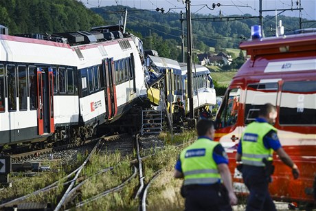 Ve výcarsku se srazily dva vlaky. 