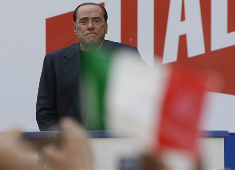 Ped ímským sídlem expremiéra Silvia Berlusconiho se selo nkolik tisíc jeho píznivc, kteí mu po nedávném pravomocném odsouzení za daové podvody pili vyjádit podporu. 