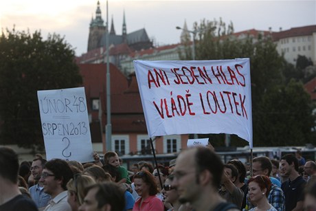 Protest proti Rusnokov vlád se odehrál v pedveer hlasování o dve. Podobný názor má i nadpoloviní poet poslanc.