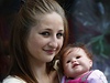 Devatenáctiletá Stacy pózuje se svoji panenkou "Reborn Baby". 