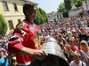 Dorazilo moná a tisíc fanouk. Hokejista Frolík pivezl na Kladno Stanley Cup.