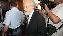 Žalobce Petr Jirát přichází k soudu. | na serveru Lidovky.cz | aktuální zprávy