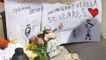 Pomníček, který vyrostl na schodech panelového domu v Karviné, kde bydlela rodina, která zemřela v Egyptě na dovolené. Spolužáci a kamarádi osmileté Klárky, kteří nosí věci na schody paneláku. | na serveru Lidovky.cz | aktuální zprávy