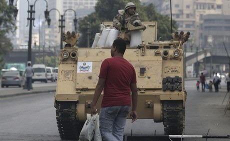 Mu prochází kolem ozbrojeného tanku v Káhie