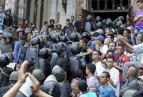 Vojáci vyklidili meitu v Káhie, Mursího stoupenci podlehli obleení.