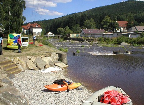 Tetí tyiaticetiletý mu, který jim plaval na pomoc, byl vytaen z eky zhruba 50 metr pod jezem. 