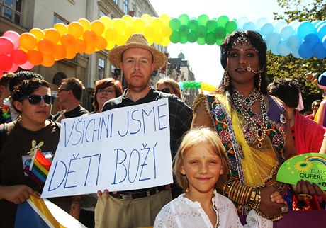 'Vichni jsme dti boí.' Prahou proel duhový pochod homosexuál v ele s Putnou.