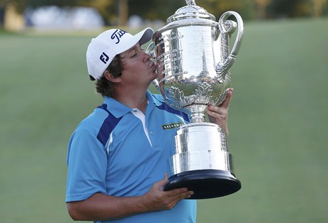 Jason Dufner s trofejí z PGA.