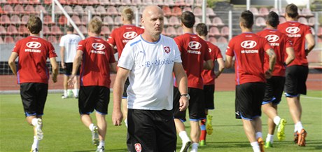 Trénink eských fotbalist, vpedu je kou Michal Bílek