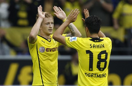 Fotbalisté Dortmundu Nuri Sahin (vpravo) a Marco Reus