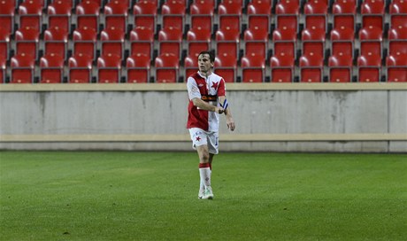 Záloník Slavie Karol Kisel si sundává kapitánskou pásku, poté co byl vylouen