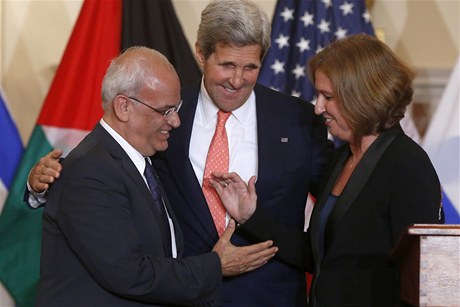 Palestinský vyjednava Saeb Erekat (vlevo), izraelská ministryn spravedlnosti Cipi Livniová (vpravo) a John Kerry. Pípravná schzka mírových rozhovor na konci ervence ve Washingtonu  