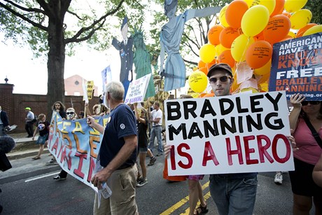 Demonstrace na podporu Bradleyho Manninga, obvinného americkým vojenským soudem ze pionáe a krádee dvrných dokument