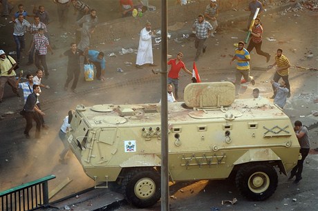Mursího pívrenci napadají obrnné vozidlo vládních jednotek