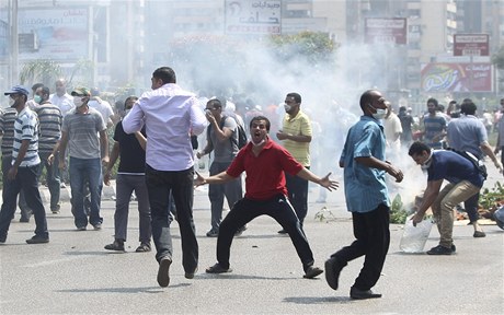 Stoupenec Mursího kíí hesla ped policií v Káhie.