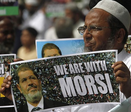 Jsme s Mursím, stojí na plakátu jednoho z jeho pívrenc.