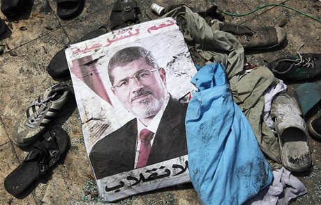 Plakát bývalého prezidenta Mursího na zemi v táboiti píznivc Muslimského bratrstva, které rozehnala armáda.