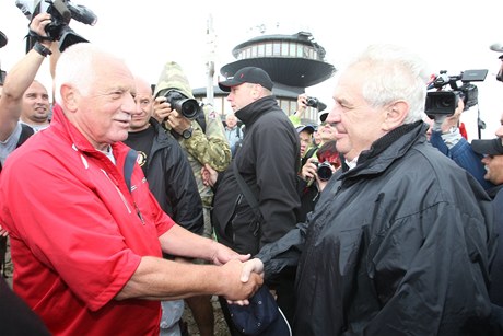 Prezident Milo Zeman se na vrcholu Snky pivítal se svým pedchdcem Václavem Klausem.