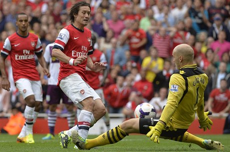 Tomá Rosický (vlevo) a branká Brad Guzan