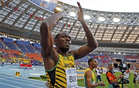 Usain Bolt ped poloprázdnými tribunami.
