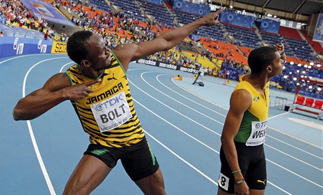 Usain Bolt ped poloprázdnými tribunami.